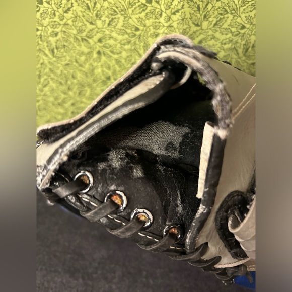 T Ball 10” Glove T Ball USA Approved - Picture 4 of 6